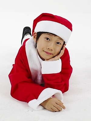포토 JPG 스튜디오촬영 전신 남자 초등학생 어린이 포즈 크리스마스 산타옷 실내 표정 한명 누끼 사람 동양인 소년 빨간색 세로 산타클로스 한국인 흰색 남자만 남자한명만 어린이만 소년만 소년한명만 국내포토 1 학생 옷 기념일 컬러 인종 내부 파일형식