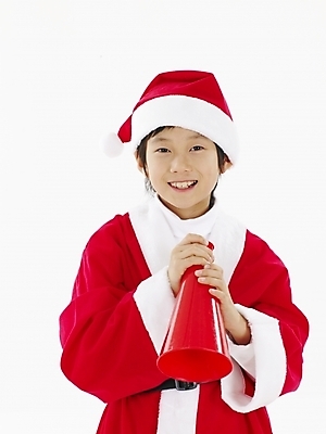 포토 JPG 스튜디오촬영 남자 초등학생 어린이 포즈 크리스마스 산타옷 안내 실내 표정 한명 누끼 사람 동양인 소년 상반신 빨간색 세로 산타클로스 확성기 한국인 흰색 알림 남자만 남자한명만 어린이만 소년만 소년한명만 국내포토 1 학생 옷 기념일 컬러 인종 내부 파일형식