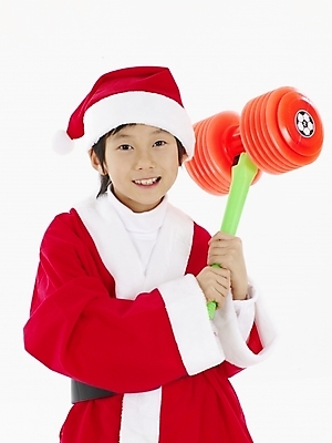 포토 JPG 스튜디오촬영 남자 초등학생 어린이 포즈 크리스마스 산타옷 실내 표정 한명 누끼 사람 동양인 소년 상반신 빨간색 세로 장난감 산타클로스 한국인 흰색 망치 뿅망치 남자만 남자한명만 어린이만 소년만 소년한명만 국내포토 1 학생 옷 기념일 컬러 인종 내부 놀이용품 공구 파일형식