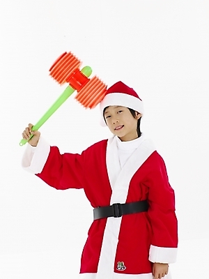 포토 JPG 스튜디오촬영 남자 초등학생 어린이 포즈 크리스마스 산타옷 실내 표정 한명 미소 웃음 누끼 사람 동양인 이벤트 소년 상반신 빨간색 세로 장난감 산타클로스 한국인 흰색 망치 뿅망치 남자만 남자한명만 어린이만 소년만 소년한명만 국내포토 1 학생 옷 기념일 컬러 인종 내부 놀이용품 공구 파일형식