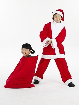 포토 JPG 스튜디오촬영 전신 여자 남자 초등학생 어린이 포즈 크리스마스 산타옷 실내 표정 선물 미소 웃음 누끼 사람 동양인 소녀 이벤트 소년 두명 빨간색 세로 산타클로스 한국인 흰색 보따리 어린이만 국내포토 학생 옷 기념일 컬러 인종 내부 파일형식