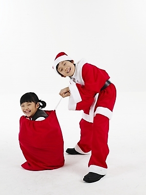 포토 JPG 스튜디오촬영 전신 여자 남자 초등학생 어린이 포즈 크리스마스 산타옷 실내 표정 선물 미소 누끼 사람 동양인 소녀 소년 두명 빨간색 세로 산타클로스 한국인 흰색 보따리 어린이만 국내포토 학생 옷 기념일 컬러 인종 내부 파일형식