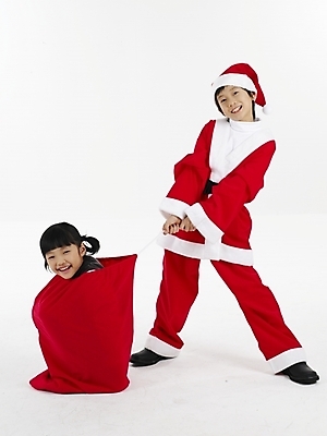 포토 JPG 스튜디오촬영 전신 여자 남자 초등학생 어린이 포즈 크리스마스 산타옷 실내 표정 선물 미소 누끼 사람 동양인 소녀 소년 두명 빨간색 세로 산타클로스 한국인 흰색 보따리 어린이만 국내포토 학생 옷 기념일 컬러 인종 내부 파일형식