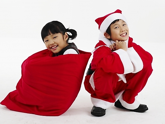 포토 JPG 스튜디오촬영 전신 여자 남자 초등학생 어린이 포즈 크리스마스 산타옷 실내 표정 선물 미소 누끼 사람 동양인 소녀 소년 두명 가로 빨간색 산타클로스 한국인 흰색 보따리 어린이만 국내포토 학생 옷 기념일 컬러 인종 내부 파일형식