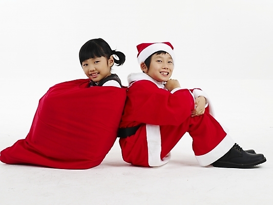 포토 JPG 스튜디오촬영 전신 여자 남자 초등학생 어린이 포즈 크리스마스 산타옷 실내 표정 선물 미소 누끼 사람 동양인 소녀 소년 두명 가로 빨간색 산타클로스 한국인 흰색 보따리 어린이만 국내포토 학생 옷 기념일 컬러 인종 내부 파일형식
