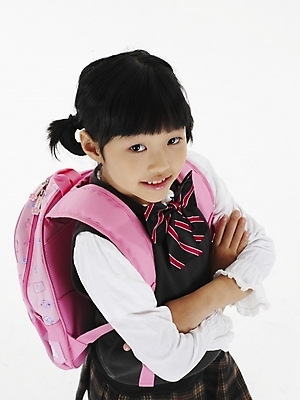 포토 JPG 스튜디오촬영 여자 초등학생 어린이 분홍색 포즈 가방 책가방 실내 표정 한명 서기 누끼 사람 동양인 소녀 상반신 책 세로 한국인 여자만 여자한명만 어린이만 소녀만 소녀한명만 국내포토 1 학생 잡화 컬러 모션 인종 내부 파일형식