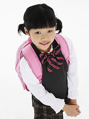 포토 JPG 스튜디오촬영 여자 초등학생 어린이 분홍색 포즈 가방 책가방 실내 표정 한명 서기 미소 웃음 누끼 사람 동양인 소녀 근접촬영 상반신 세로 하이앵글 한국인 여자만 여자한명만 어린이만 소녀만 소녀한명만 국내포토 1 학생 잡화 뷰포인트 컬러 모션 인종 내부 파일형식