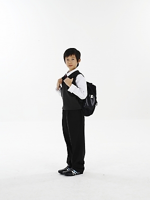 포토 JPG 스튜디오촬영 전신 남자 초등학생 어린이 포즈 가방 책가방 실내 표정 한명 서기 누끼 사람 동양인 소년 세로 한국인 남자만 남자한명만 어린이만 소년만 소년한명만 국내포토 1 학생 잡화 모션 인종 내부 파일형식
