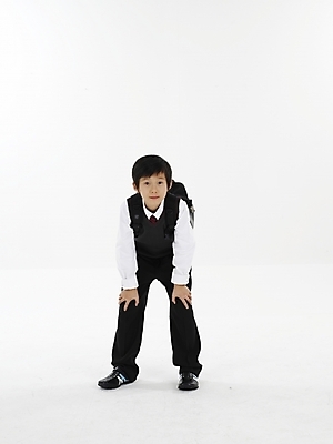 포토 JPG 스튜디오촬영 전신 남자 초등학생 어린이 포즈 가방 책가방 실내 표정 한명 서기 누끼 사람 동양인 소년 세로 한국인 남자만 남자한명만 어린이만 소년만 소년한명만 국내포토 1 학생 잡화 모션 인종 내부 파일형식