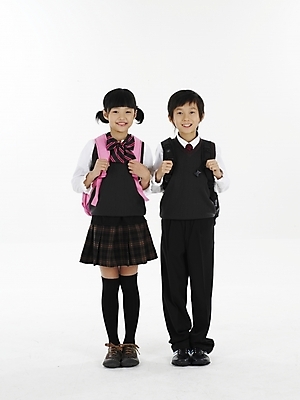 포토 JPG 스튜디오촬영 전신 여자 남자 초등학생 어린이 분홍색 포즈 가방 책가방 실내 표정 서기 미소 웃음 누끼 사람 동양인 소녀 소년 두명 세로 친구 한국인 등교 하교 어린이만 국내포토 학생 잡화 컬러 관계 모션 인종 내부 등하교 파일형식