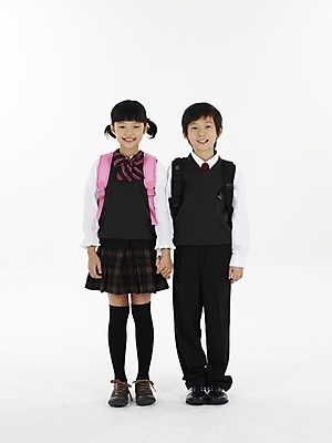 포토 JPG 스튜디오촬영 전신 여자 남자 초등학생 어린이 분홍색 포즈 가방 책가방 실내 표정 서기 누끼 사람 동양인 소녀 소년 두명 세로 손잡기 한국인 어린이만 국내포토 학생 잡화 컬러 모션 인종 내부 파일형식