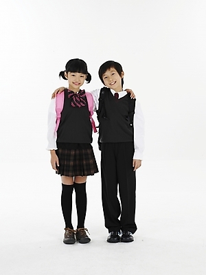 포토 JPG 스튜디오촬영 전신 여자 남자 초등학생 어린이 분홍색 포즈 가방 어깨동무 책가방 실내 표정 서기 누끼 사람 동양인 소녀 소년 두명 세로 한국인 어린이만 국내포토 학생 잡화 컬러 모션 인종 내부 파일형식