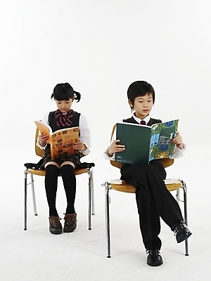 포토 JPG 스튜디오촬영 전신 여자 어린이교육 교육 남자 초등학생 어린이 포즈 의자 실내 표정 미소 웃음 누끼 사람 동양인 소녀 소년 두명 책 세로 친구 한국인 어린이만 국내포토 학생 가구 관계 인종 내부 파일형식