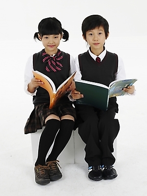 포토 JPG 스튜디오촬영 전신 여자 어린이교육 교육 남자 초등학생 어린이 포즈 실내 표정 미소 웃음 누끼 사람 동양인 소녀 소년 두명 책 세로 친구 독서 한국인 어린이만 국내포토 학생 관계 인종 내부 파일형식