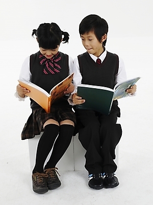 포토 JPG 스튜디오촬영 전신 여자 어린이교육 교육 남자 초등학생 어린이 포즈 실내 표정 미소 웃음 누끼 사람 동양인 소녀 소년 두명 책 세로 친구 독서 한국인 어린이만 국내포토 학생 관계 인종 내부 파일형식