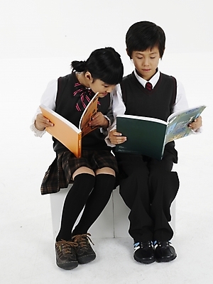 포토 JPG 스튜디오촬영 전신 여자 어린이교육 교육 남자 초등학생 어린이 포즈 실내 표정 누끼 사람 동양인 소녀 소년 두명 책 세로 독서 한국인 어린이만 국내포토 학생 인종 내부 파일형식