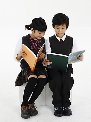 포토 JPG 스튜디오촬영 전신 여자 어린이교육 교육 남자 초등학생 어린이 포즈 실내 표정 미소 웃음 누끼 사람 동양인 소녀 소년 두명 책 세로 친구 독서 한국인 어린이만 국내포토 학생 관계 인종 내부 파일형식