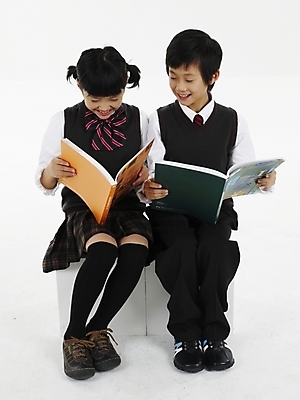 포토 JPG 스튜디오촬영 전신 응시 여자 어린이교육 교육 남자 초등학생 어린이 포즈 실내 표정 미소 누끼 사람 동양인 소녀 소년 두명 책 세로 독서 한국인 어린이만 국내포토 학생 시선 인종 내부 파일형식