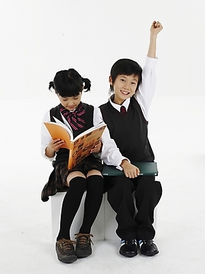 포토 JPG 스튜디오촬영 전신 응시 여자 어린이교육 교육 남자 초등학생 어린이 포즈 실내 표정 누끼 사람 동양인 소녀 소년 두명 책 세로 독서 손들기 한국인 질문 어린이만 국내포토 학생 시선 모션 인종 내부 파일형식
