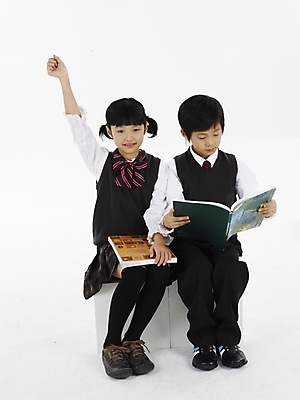 포토 JPG 스튜디오촬영 전신 응시 여자 어린이교육 교육 남자 초등학생 어린이 포즈 실내 표정 미소 웃음 누끼 사람 동양인 손짓 소녀 소년 두명 책 세로 친구 손들기 한국인 발표 질문 어린이만 국내포토 학생 시선 관계 모션 인종 내부 파일형식