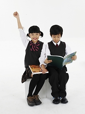 포토 JPG 스튜디오촬영 전신 응시 여자 어린이교육 교육 남자 초등학생 어린이 포즈 실내 표정 누끼 사람 동양인 소녀 소년 두명 책 세로 독서 손들기 한국인 질문 어린이만 국내포토 학생 시선 모션 인종 내부 파일형식