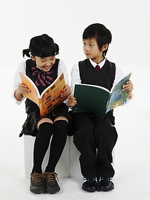 포토 JPG 스튜디오촬영 전신 여자 어린이교육 교육 남자 초등학생 어린이 포즈 실내 표정 미소 누끼 사람 동양인 소녀 소년 두명 책 세로 독서 한국인 어린이만 국내포토 학생 인종 내부 파일형식