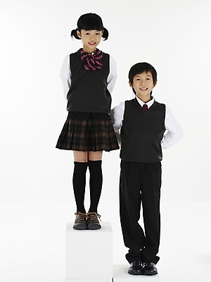 포토 JPG 스튜디오촬영 전신 여자 남자 초등학생 어린이 포즈 실내 표정 누끼 사람 동양인 소녀 소년 두명 책 세로 한국인 어린이만 국내포토 학생 인종 내부 파일형식