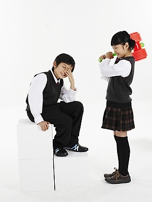 포토 JPG 스튜디오촬영 전신 여자 남자 초등학생 어린이 포즈 놀이 실내 표정 미소 웃음 누끼 사람 동양인 소녀 소년 두명 책 빨간색 세로 친구 장난감 노란색 한국인 망치 뿅망치 어린이만 국내포토 학생 컬러 관계 인종 내부 놀이용품 공구 파일형식