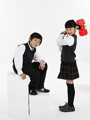 포토 JPG 스튜디오촬영 전신 여자 남자 초등학생 어린이 포즈 놀이 실내 표정 미소 웃음 누끼 사람 동양인 소녀 소년 두명 책 빨간색 세로 친구 장난감 노란색 한국인 망치 뿅망치 어린이만 국내포토 학생 컬러 관계 인종 내부 놀이용품 공구 파일형식