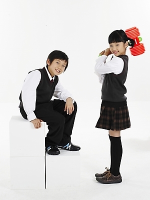 포토 JPG 스튜디오촬영 전신 여자 남자 초등학생 어린이 포즈 실내 표정 누끼 사람 동양인 소녀 소년 두명 책 빨간색 세로 장난감 노란색 한국인 망치 뿅망치 어린이만 국내포토 학생 컬러 인종 내부 놀이용품 공구 파일형식