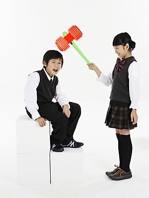 포토 JPG 스튜디오촬영 전신 여자 남자 초등학생 어린이 포즈 실내 표정 누끼 사람 동양인 소녀 소년 두명 책 빨간색 세로 장난감 노란색 한국인 망치 뿅망치 어린이만 국내포토 학생 컬러 인종 내부 놀이용품 공구 파일형식