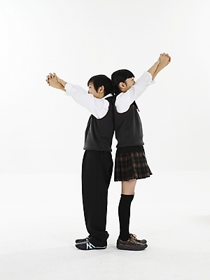 포토 JPG 스튜디오촬영 전신 여자 남자 초등학생 어린이 포즈 실내 표정 미소 웃음 누끼 사람 동양인 손짓 소녀 소년 두명 세로 친구 한국인 가위바위보 어린이만 국내포토 학생 관계 모션 놀이 인종 내부 파일형식