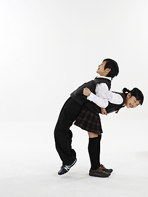 포토 JPG 스튜디오촬영 전신 여자 남자 초등학생 어린이 포즈 실내 표정 누끼 사람 동양인 소녀 소년 두명 세로 한국인 등배지기 어린이만 국내포토 학생 인종 내부 파일형식