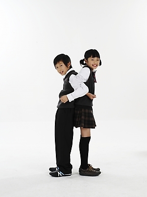 포토 JPG 스튜디오촬영 전신 여자 남자 초등학생 어린이 포즈 실내 표정 누끼 사람 동양인 소녀 소년 두명 세로 한국인 등배지기 어린이만 국내포토 학생 인종 내부 파일형식