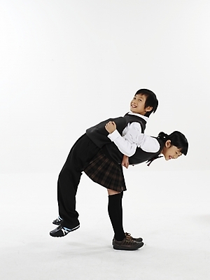 포토 JPG 스튜디오촬영 전신 여자 남자 초등학생 어린이 포즈 놀이 실내 표정 미소 웃음 누끼 사람 동양인 소녀 소년 두명 세로 친구 운동 스트레칭 한국인 등배지기 어린이만 국내포토 학생 관계 건강 인종 내부 파일형식