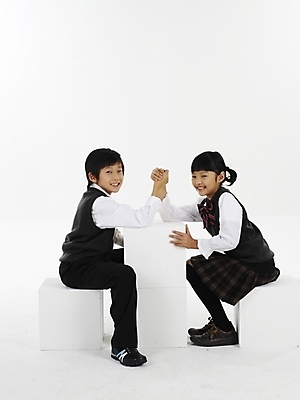 포토 JPG 스튜디오촬영 전신 여자 남자 초등학생 어린이 포즈 놀이 실내 표정 미소 웃음 누끼 사람 동양인 손짓 소녀 소년 두명 세로 친구 한국인 팔씨름 어린이만 국내포토 학생 관계 모션 인종 내부 파일형식