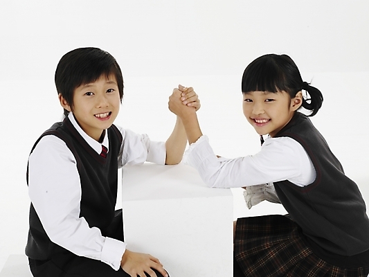 포토 JPG 스튜디오촬영 여자 남자 초등학생 어린이 포즈 놀이 실내 표정 미소 웃음 사람 동양인 손짓 소녀 근접촬영 소년 상반신 두명 가로 친구 한국인 팔씨름 어린이만 국내포토 학생 뷰포인트 관계 모션 인종 내부 파일형식