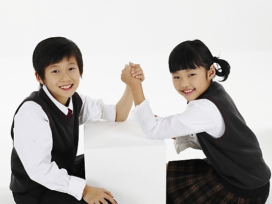 포토 JPG 스튜디오촬영 여자 남자 초등학생 어린이 포즈 실내 표정 사람 동양인 소녀 소년 상반신 두명 가로 한국인 팔씨름 어린이만 국내포토 학생 놀이 인종 내부 파일형식