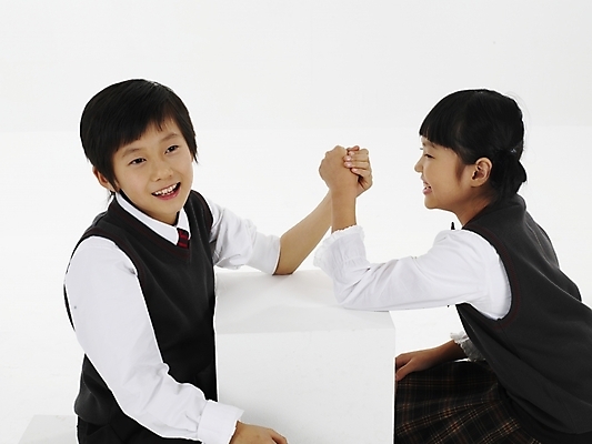 포토 JPG 스튜디오촬영 여자 남자 초등학생 어린이 포즈 놀이 실내 표정 미소 웃음 사람 동양인 손짓 소녀 근접촬영 소년 상반신 두명 가로 친구 한국인 팔씨름 어린이만 국내포토 학생 뷰포인트 관계 모션 인종 내부 파일형식