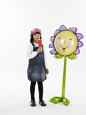 포토 JPG 스튜디오촬영 전신 여자 꽃 초등학생 어린이 포즈 노래 실내 표정 한명 누끼 사람 동양인 소녀 세로 공연 한국인 마이크 여자만 여자한명만 어린이만 소녀만 소녀한명만 국내포토 식물 1 학생 음악 음향기기 인종 이벤트 내부 파일형식