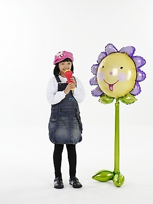 포토 JPG 스튜디오촬영 전신 여자 꽃 초등학생 어린이 포즈 노래 실내 표정 한명 미소 웃음 누끼 사람 동양인 소녀 세로 장미 공연 한국인 마이크 여자만 여자한명만 어린이만 소녀만 소녀한명만 국내포토 식물 1 학생 음악 음향기기 인종 이벤트 내부 파일형식