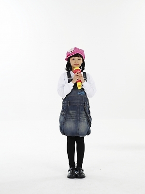 포토 JPG 스튜디오촬영 전신 여자 초등학생 어린이 포즈 노래 실내 표정 한명 누끼 사람 동양인 소녀 세로 공연 한국인 마이크 여자만 여자한명만 어린이만 소녀만 소녀한명만 국내포토 1 학생 음악 음향기기 인종 이벤트 내부 파일형식