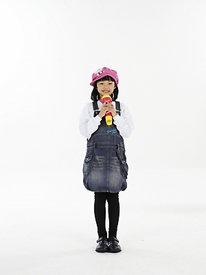 포토 JPG 스튜디오촬영 전신 여자 초등학생 어린이 포즈 노래 실내 표정 한명 미소 웃음 누끼 사람 동양인 손짓 소녀 세로 공연 한국인 마이크 여자만 여자한명만 어린이만 소녀만 소녀한명만 국내포토 1 학생 음악 음향기기 모션 인종 이벤트 내부 파일형식