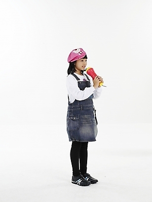 포토 JPG 스튜디오촬영 전신 여자 초등학생 어린이 포즈 노래 실내 표정 한명 미소 웃음 누끼 사람 동양인 손짓 소녀 세로 공연 한국인 마이크 여자만 여자한명만 어린이만 소녀만 소녀한명만 국내포토 1 학생 음악 음향기기 모션 인종 이벤트 내부 파일형식