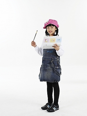 포토 JPG 스튜디오촬영 전신 여자 초등학생 어린이 포즈 실내 표정 한명 미소 웃음 누끼 사람 동양인 소녀 세로 한국인 붓 그리기 팔레트 그림붓 여자만 여자한명만 어린이만 소녀만 소녀한명만 국내포토 1 학생 모션 인종 내부 파일형식