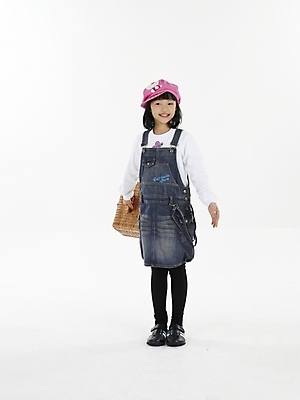 포토 JPG 스튜디오촬영 전신 모자 여자 초등학생 어린이 분홍색 포즈 가방 실내 표정 한명 미소 웃음 누끼 사람 동양인 소녀 세로 소풍 바구니 한국인 여자만 여자한명만 어린이만 소녀만 소녀한명만 국내포토 1 학생 잡화 컬러 인종 내부 야외활동 파일형식