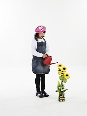 포토 JPG 스튜디오촬영 전신 여자 꽃 화분 초등학생 어린이 포즈 실내 표정 한명 미소 웃음 누끼 사람 동양인 소녀 세로 장미 노란색 물뿌리개 한국인 물주기 여자만 여자한명만 어린이만 소녀만 소녀한명만 국내포토 식물 1 학생 컬러 모션 인종 내부 파일형식