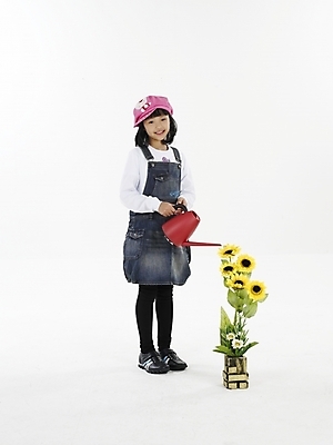 포토 JPG 스튜디오촬영 전신 여자 꽃 화분 초등학생 어린이 포즈 실내 표정 한명 미소 웃음 누끼 사람 동양인 소녀 세로 장미 노란색 물뿌리개 한국인 물주기 여자만 여자한명만 어린이만 소녀만 소녀한명만 국내포토 식물 1 학생 컬러 모션 인종 내부 파일형식
