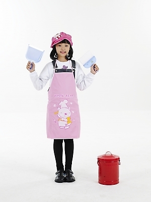 포토 JPG 스튜디오촬영 전신 여자 초등학생 어린이 분홍색 포즈 실내 표정 한명 누끼 사람 동양인 소녀 빨간색 세로 앞치마 한국인 쓰레기통 청소도구 빗자루 청소 쓰레받기 여자만 여자한명만 어린이만 소녀만 소녀한명만 국내포토 1 학생 컬러 인종 내부 도구 파일형식