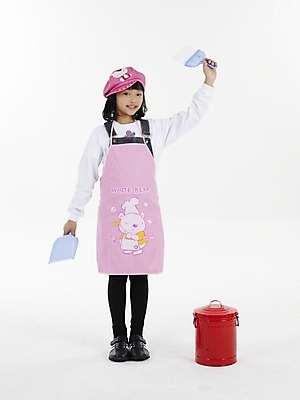 포토 JPG 스튜디오촬영 전신 여자 초등학생 어린이 분홍색 포즈 실내 표정 한명 누끼 사람 동양인 소녀 빨간색 세로 앞치마 한국인 쓰레기통 청소도구 빗자루 청소 쓰레받기 여자만 여자한명만 어린이만 소녀만 소녀한명만 국내포토 1 학생 컬러 인종 내부 도구 파일형식